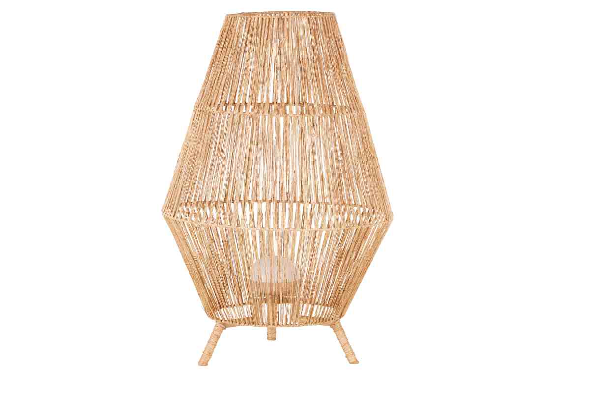 Lampada da terra Malfa Maisons du Monde in giunco tra i complementi di arredo per il giardino della nuova collezione