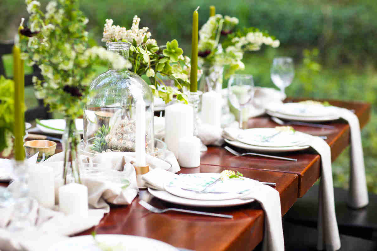 apparecchiare tavola in giardino matrimonio