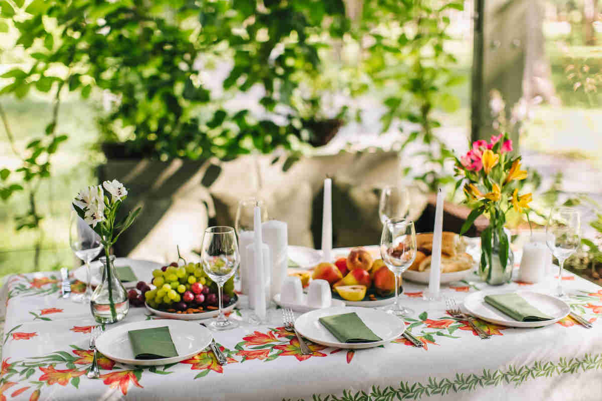 apparecchiare tavola pranzo in giardino