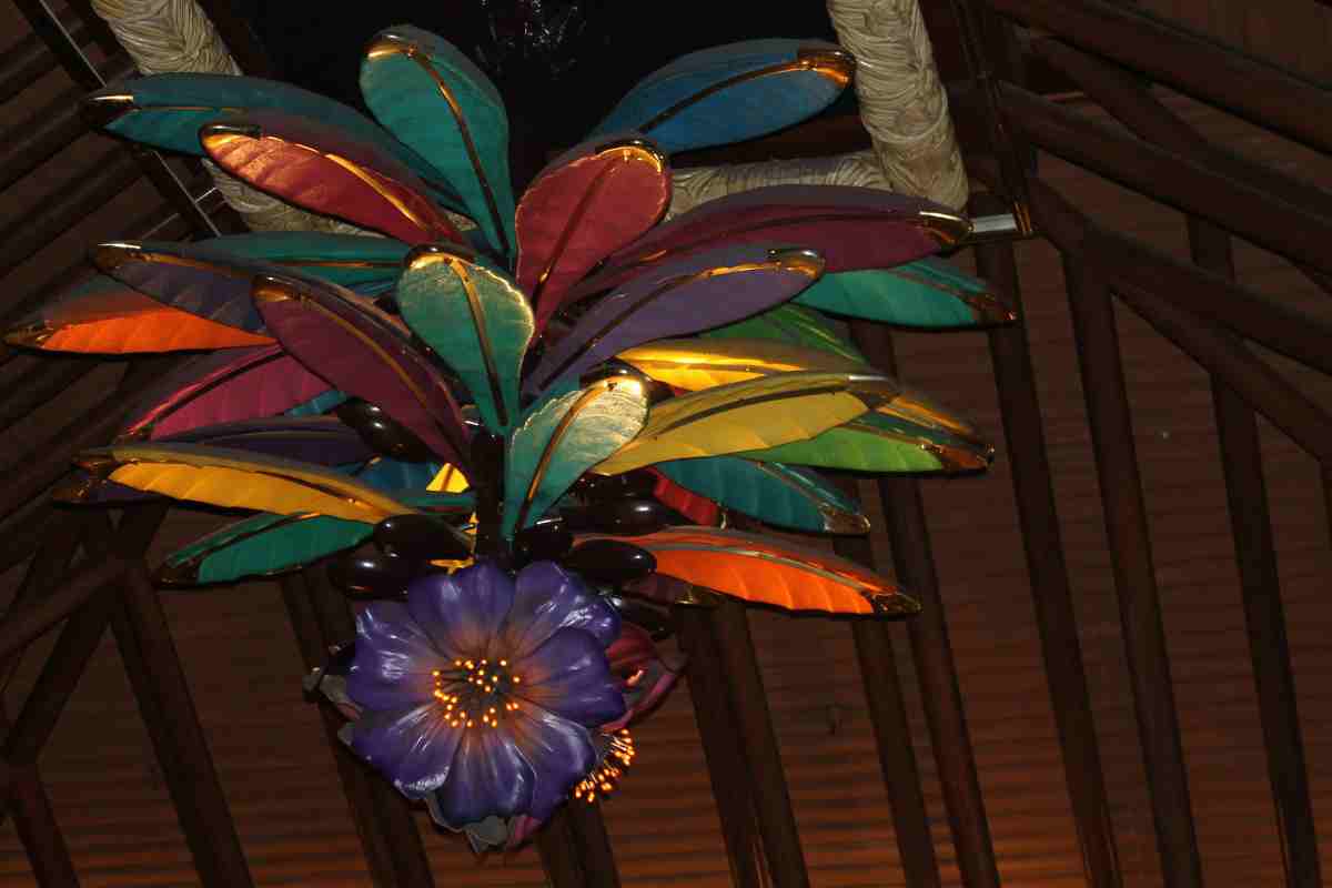 Lampadario artistico con foglie in stile vintage eclettico