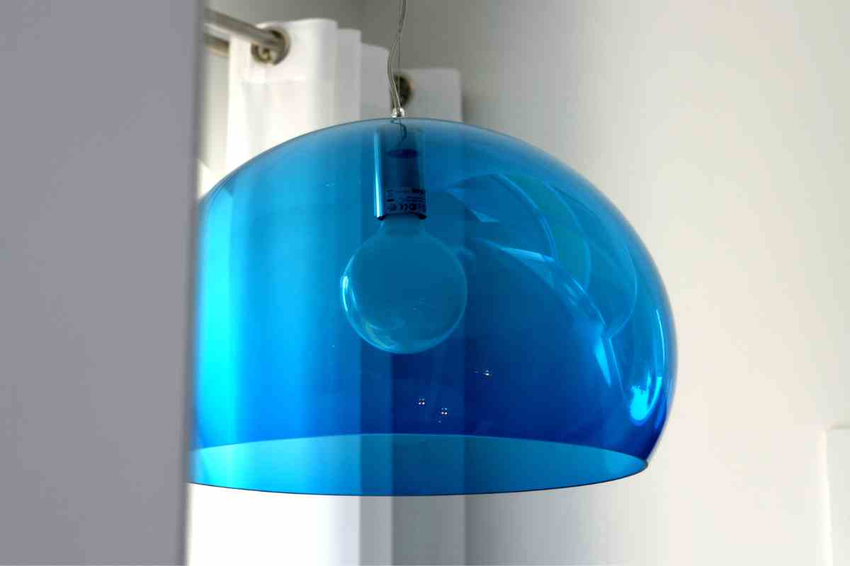 Lampadario vintage in vetro di colore blu dalla forma tonda