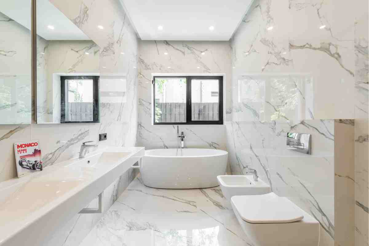 bagno minimal con i sanitari sospesi