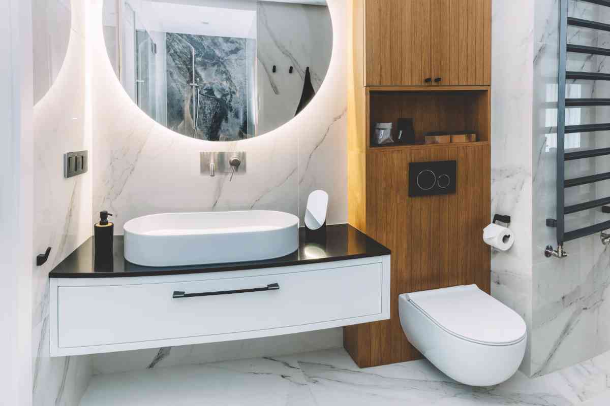 Sanitari sospesi in bagno moderno con specchio a led