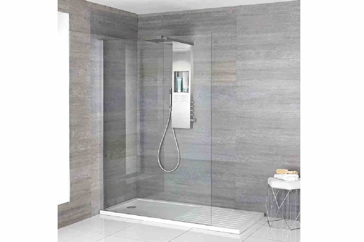 moderna doccia walk in con rivestimento grigio e piatto bianco