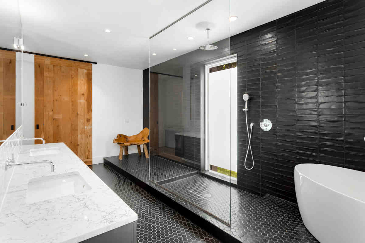 doccia walk in bagno elegante con piastrelle nere