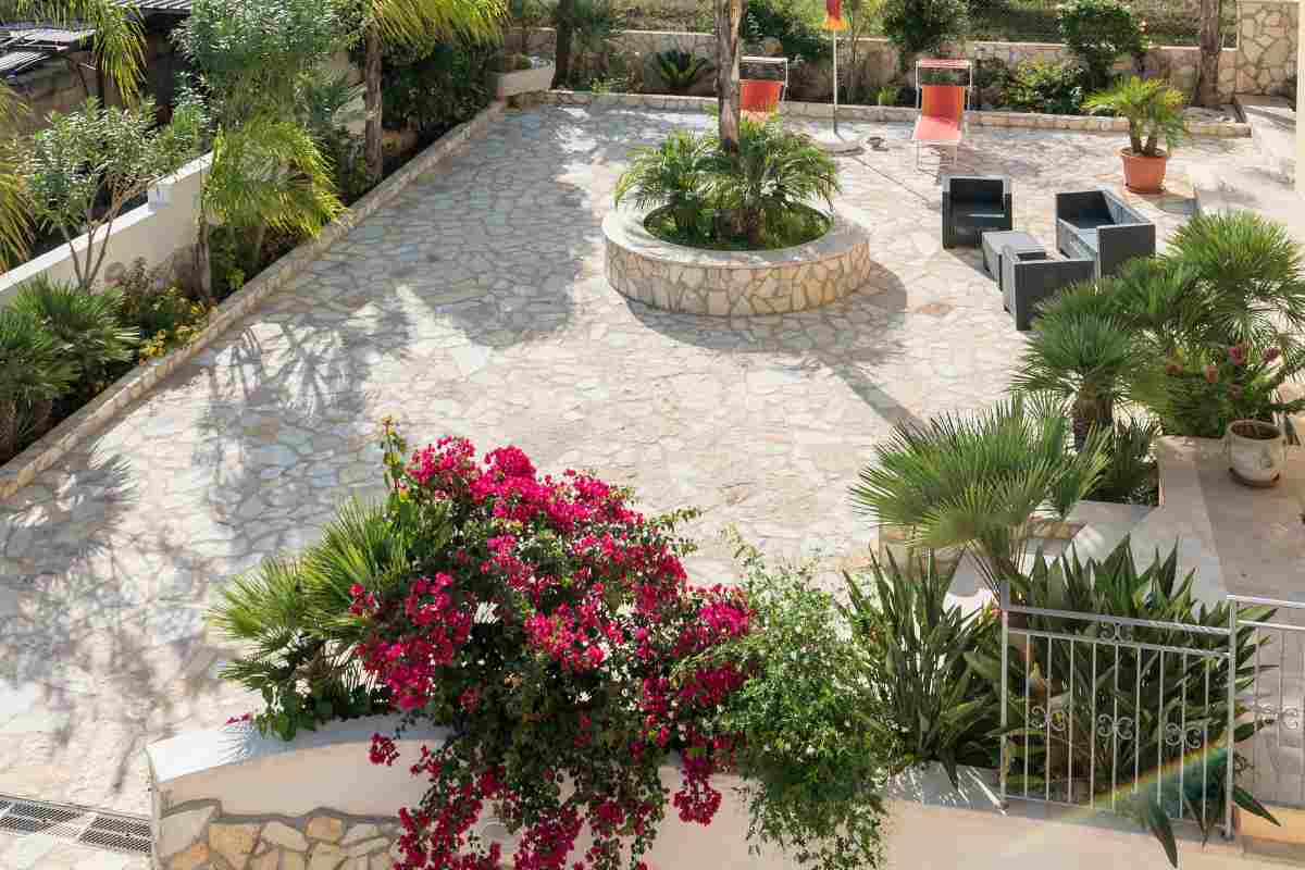 giardino arredato in stile siciiano