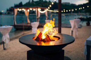 Braciere da giardino vicino al gazebo