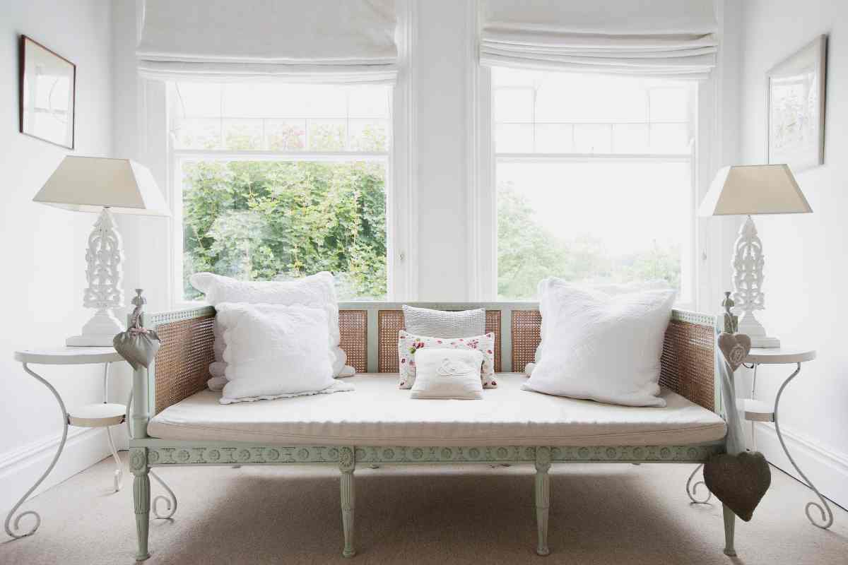 divano pastello in una casa in campagna stile shabby chic