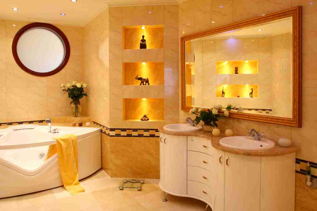 bagno elegante con finiture di lusso nella tonalità del giallo