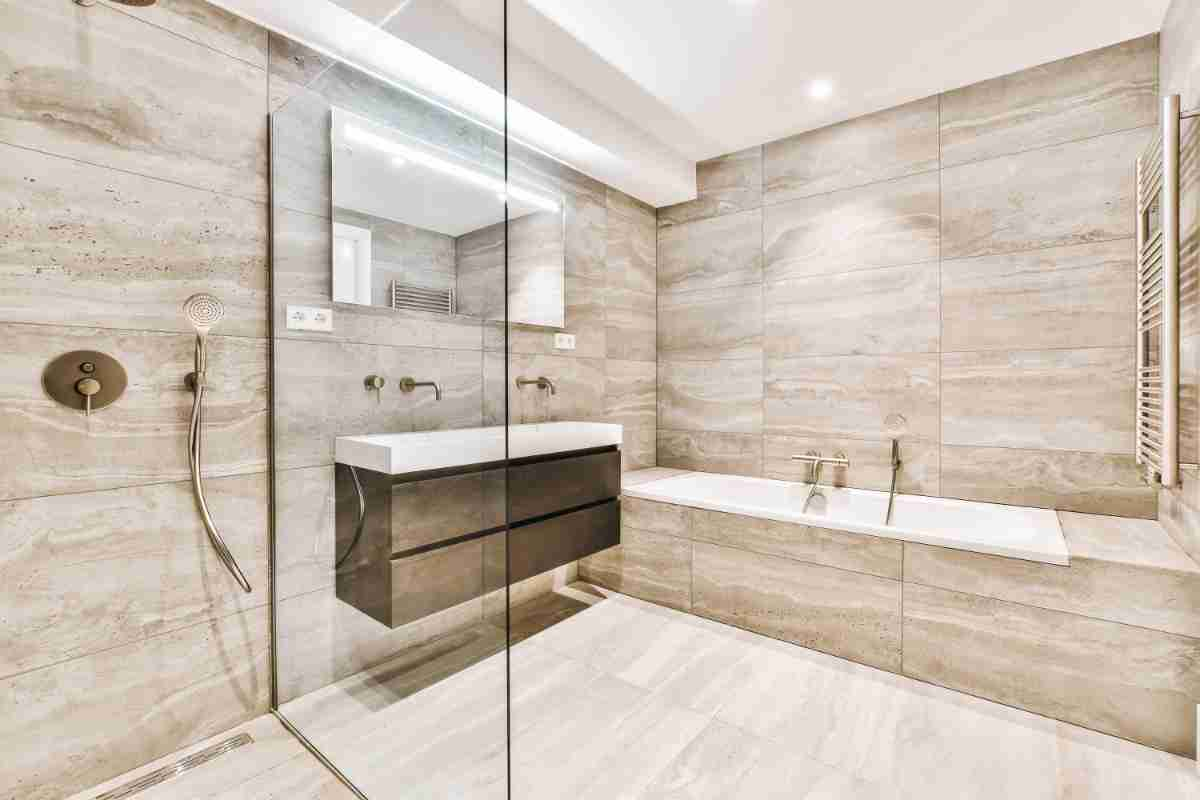 bagno con arredo sospeso