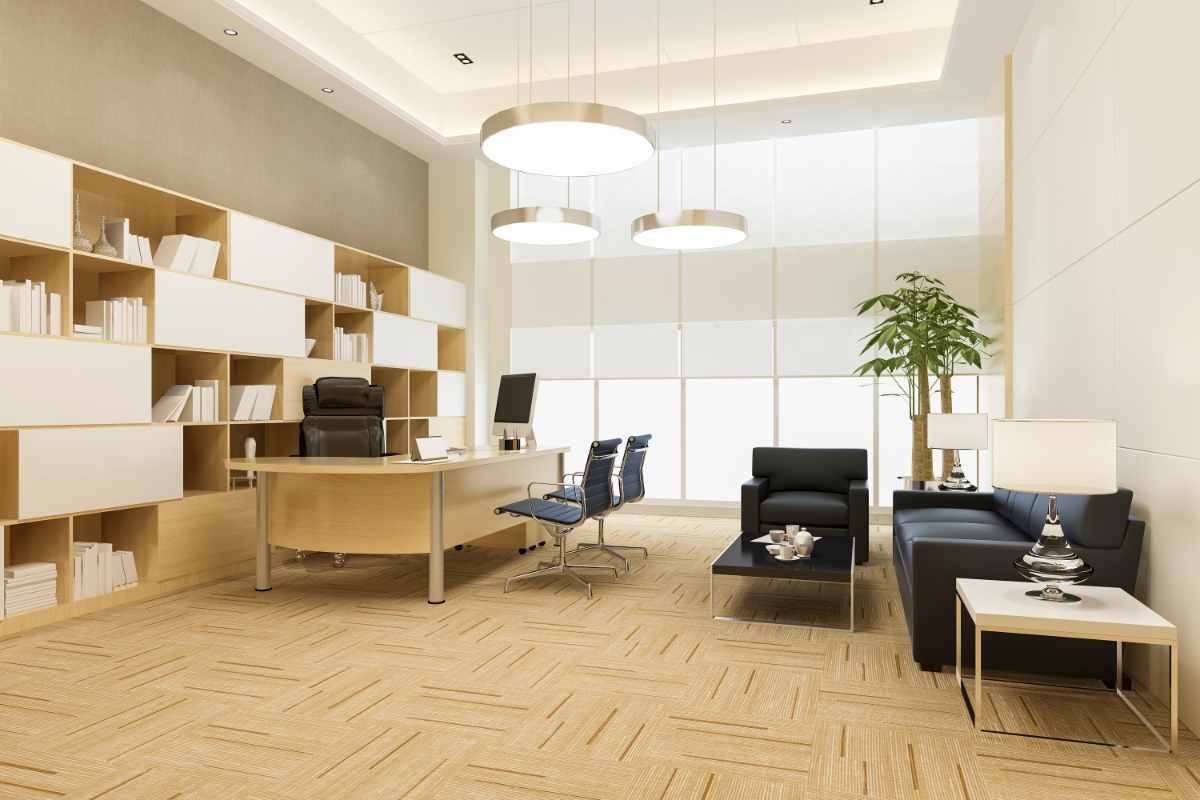 ambiente ufficio arredato con libreria, scrivania, salottino