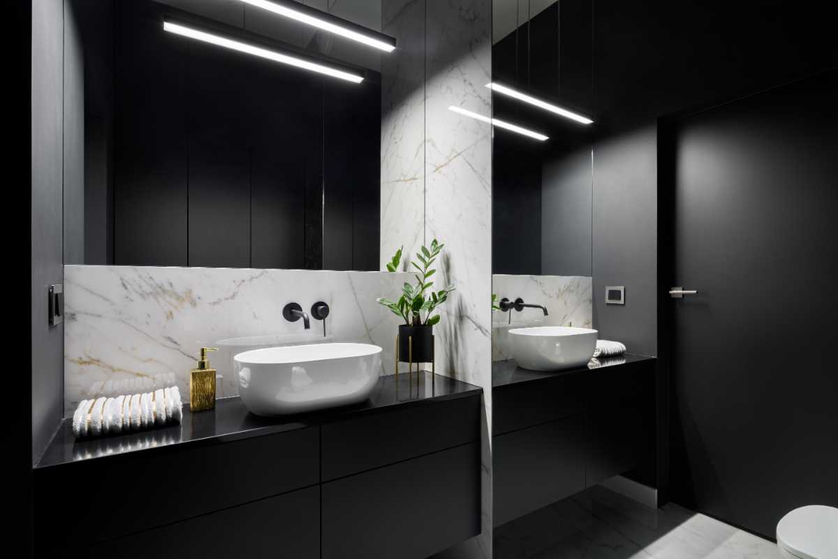 bagno con due lavabi e specchiere moderne senza cornici con luci led