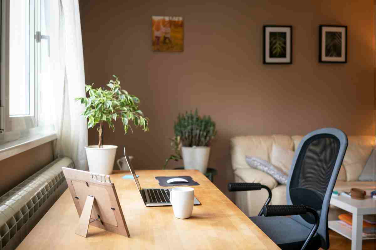 Scrivania e sedia per ufficio in casa all'interno di un soggiorno