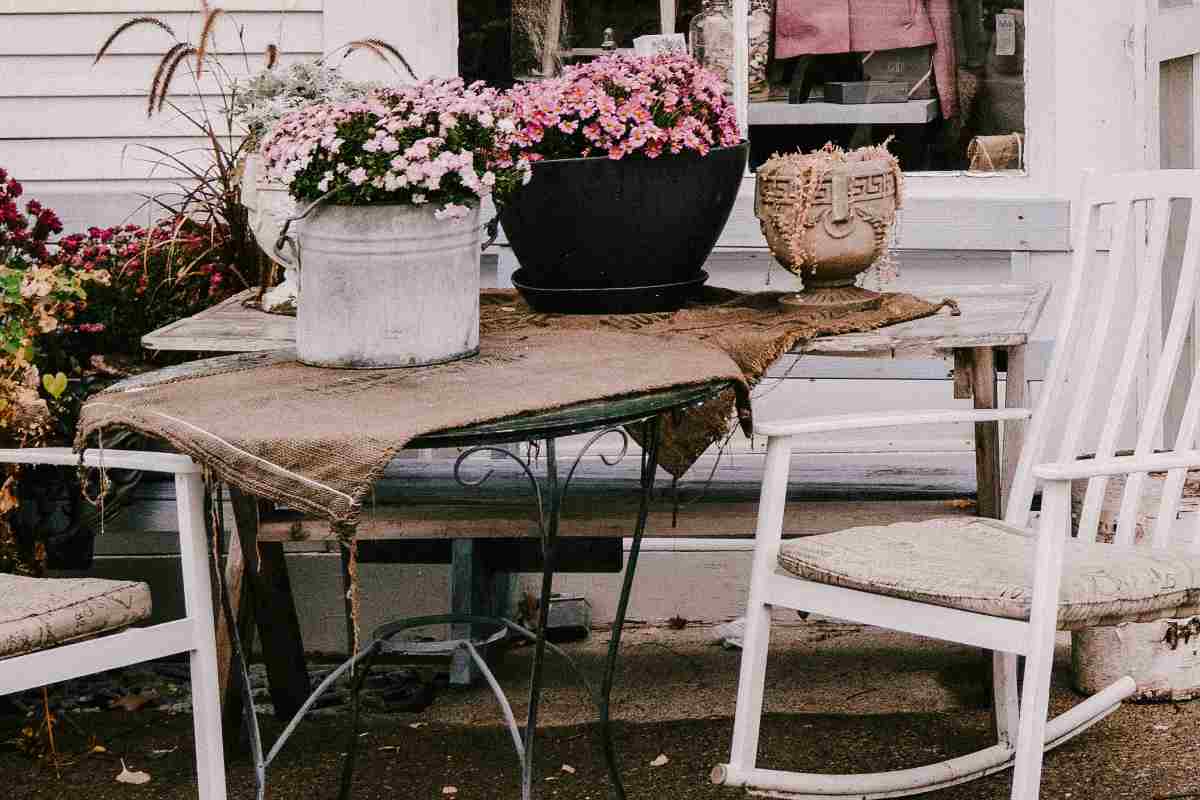 Accessori e decorazioni in una terrazza shabby chic 