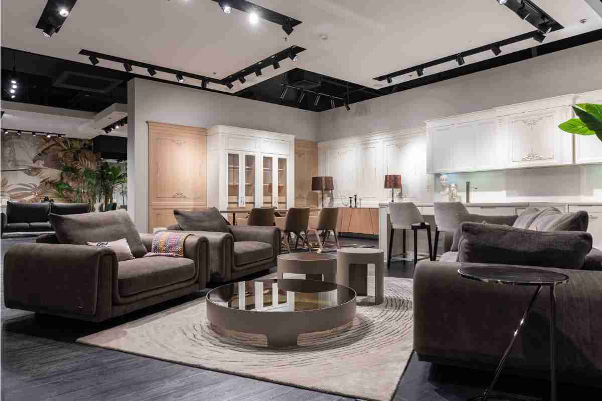 Negozio di arredamento coi Saldi estivi