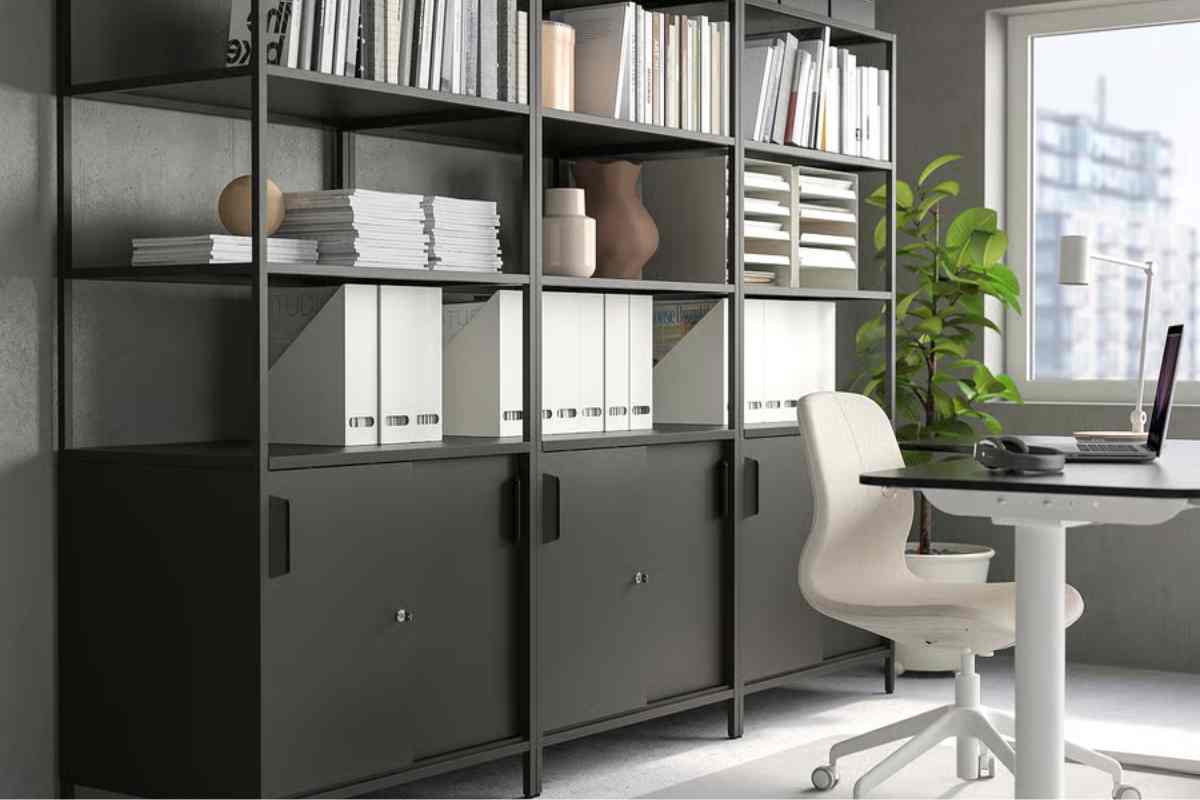 un ufficio moderno con arredamento Ikea