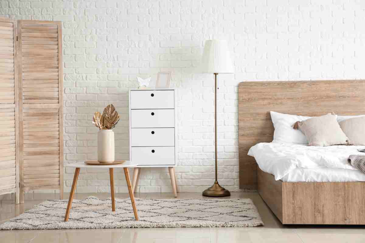 Cameră de oaspeți cu lemn ușor și mobilier alb, cu separat și piept de sertare