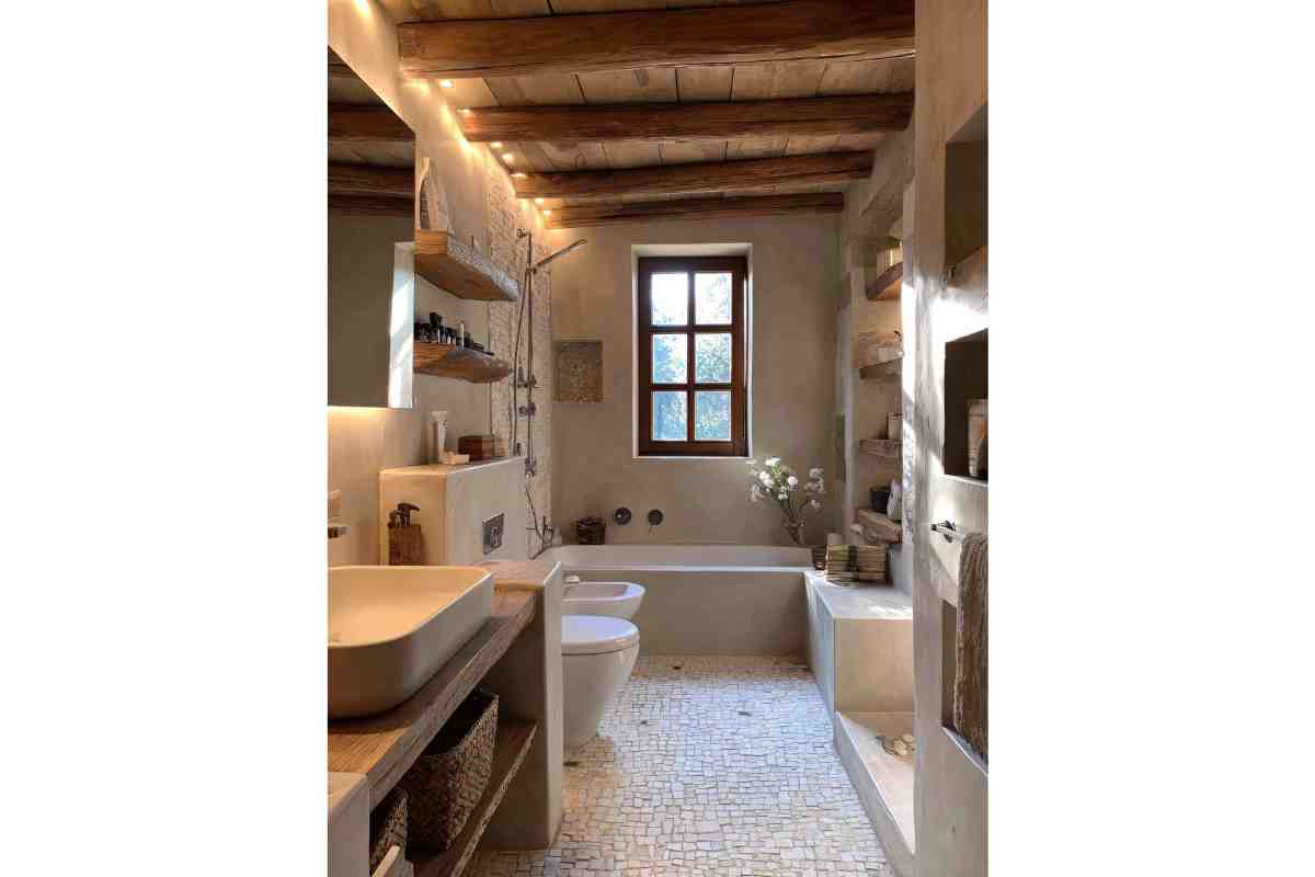 Bagno shabby chic con travi in legno