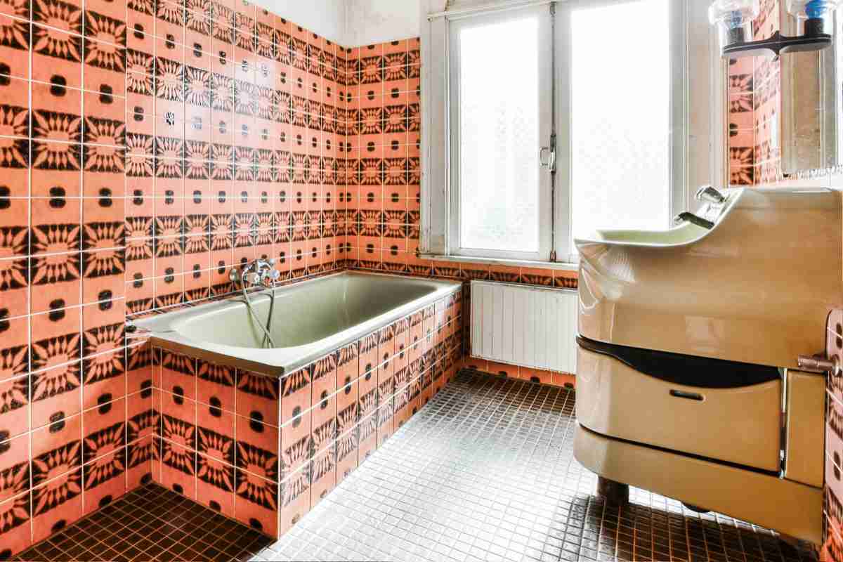 Bagno stile vintage con piastrelle colorate e mobile lavabo in porcellana