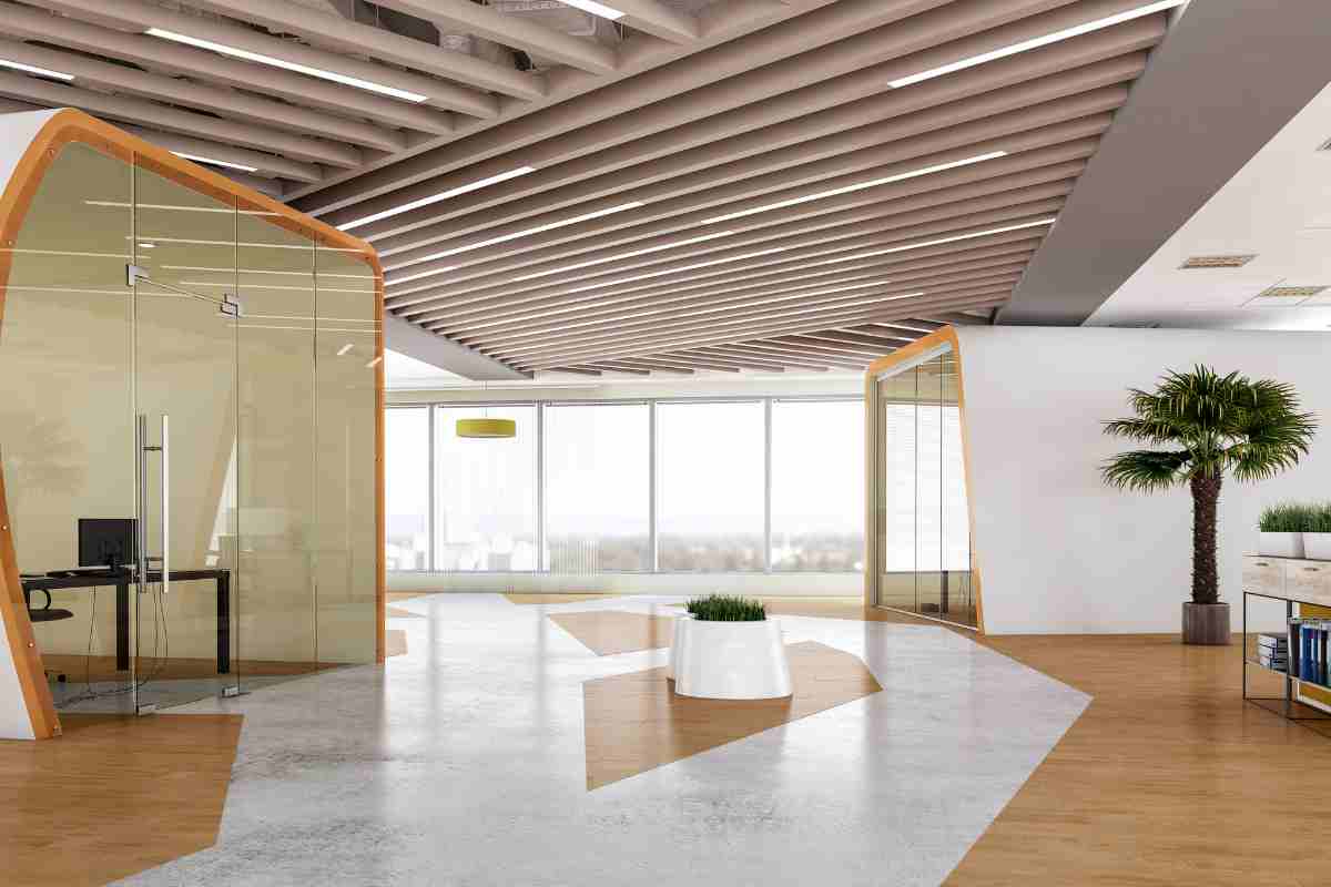 ampia sala di un ufficio con zone aperte open space