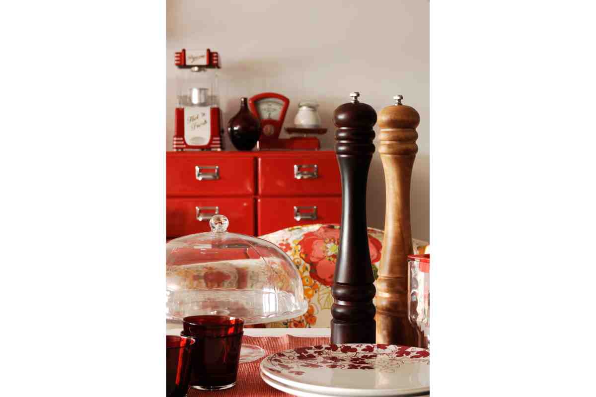 particolare della tavola e di un mobile della cucina in stile vintage