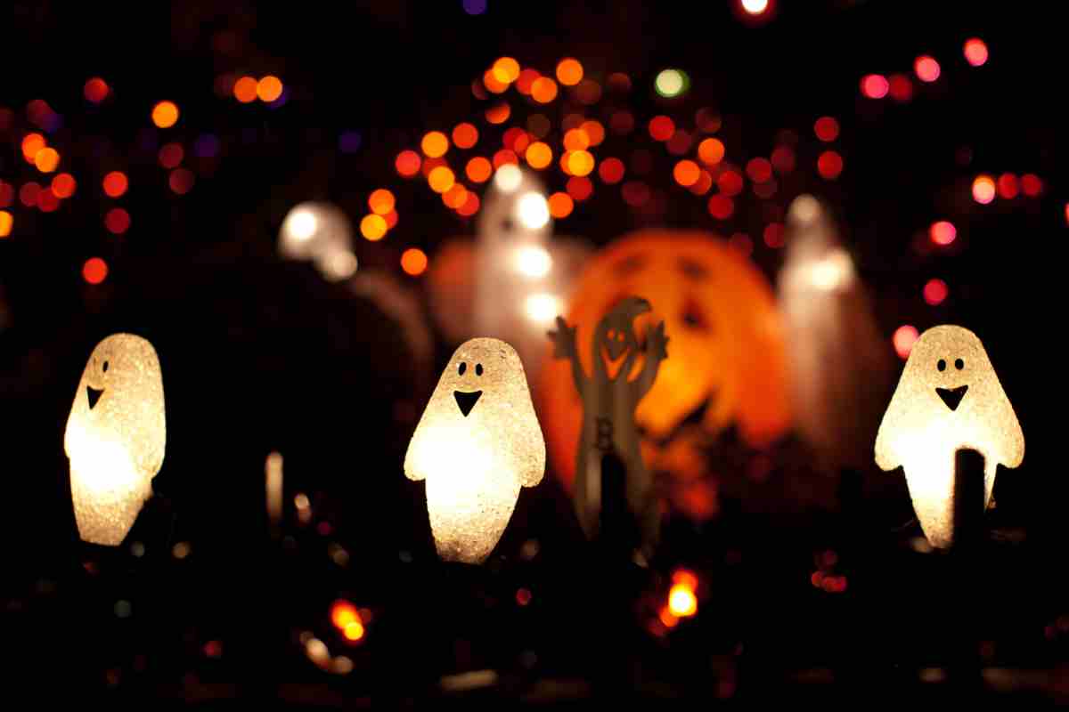 decorazioni a forma di fantasmi e zucche per la festa di Halloween a casa
