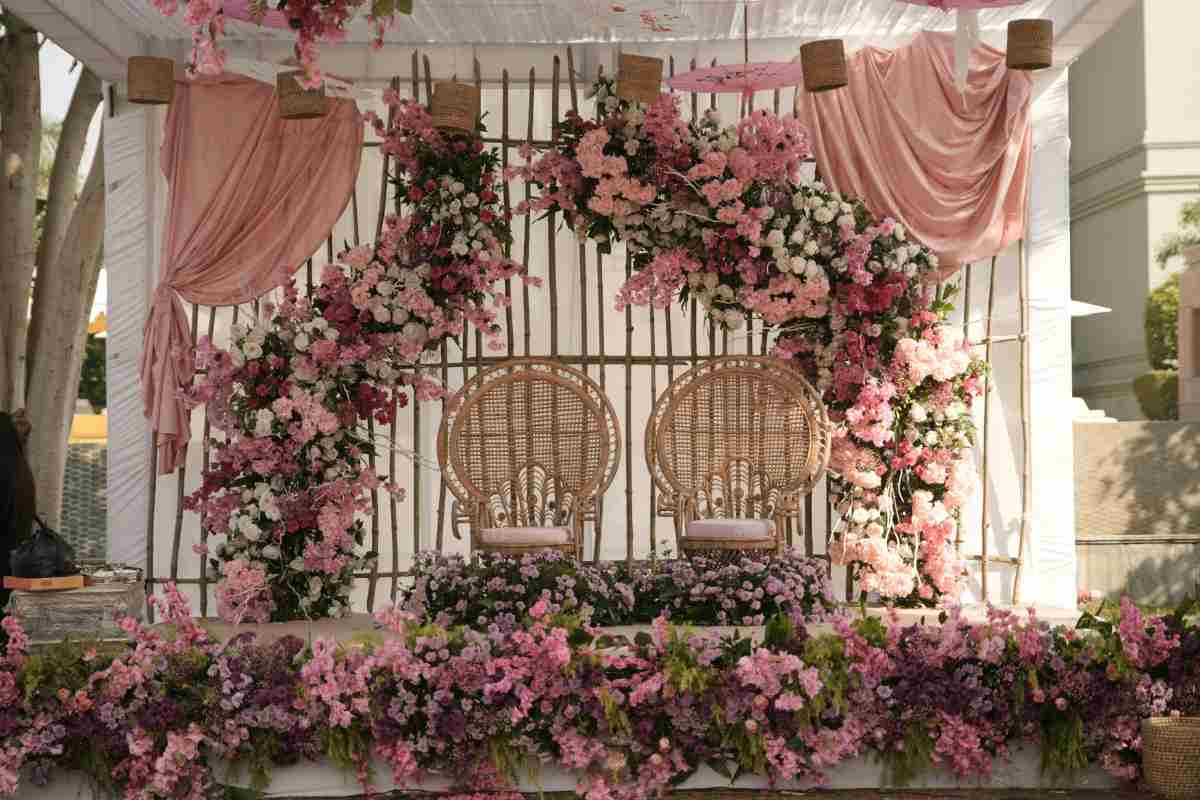 decorazioni floreali su una pedana che ospita gli sposi durante il matrimonio