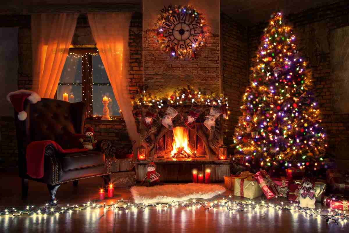 angolo di casa con decorazioni di natale e luminarie