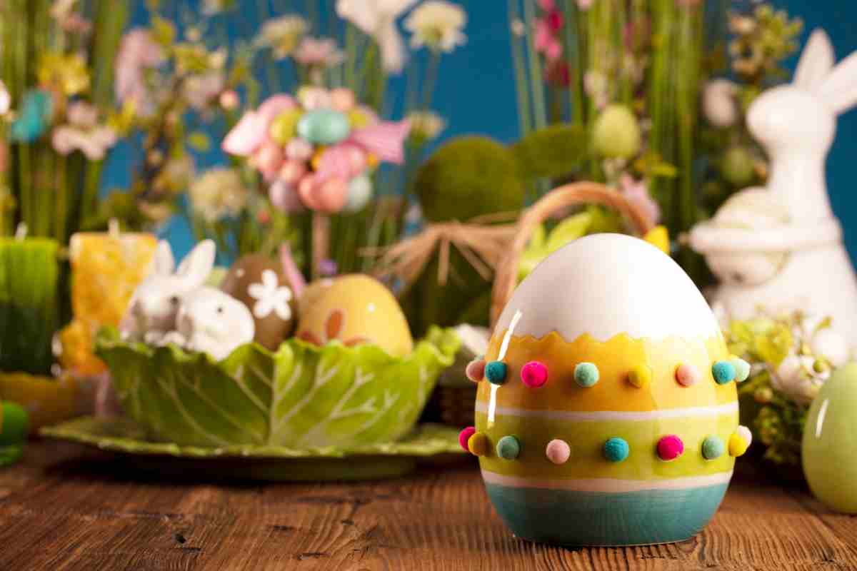 Decorazioni di Pasqua per la casa, coniglietti e uova colorate