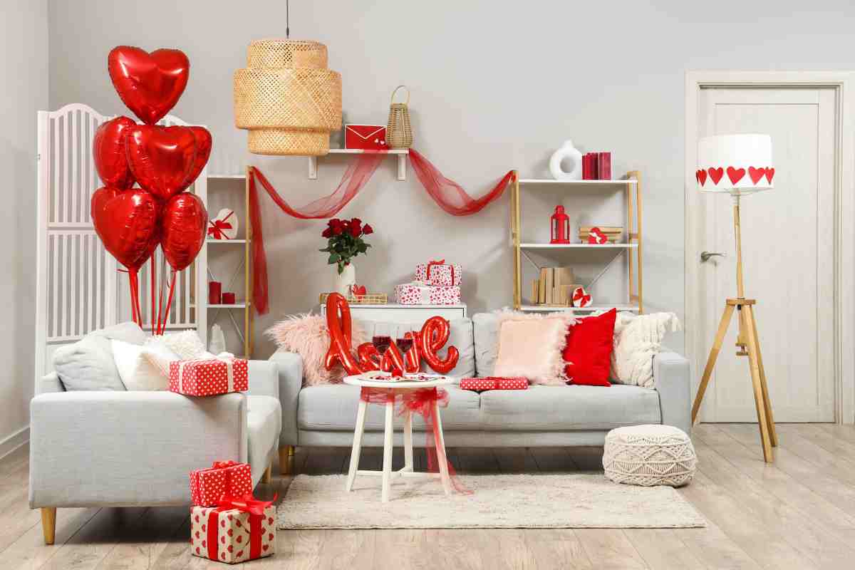 angolo soggiorno in casa con decorazioni di San Valentino