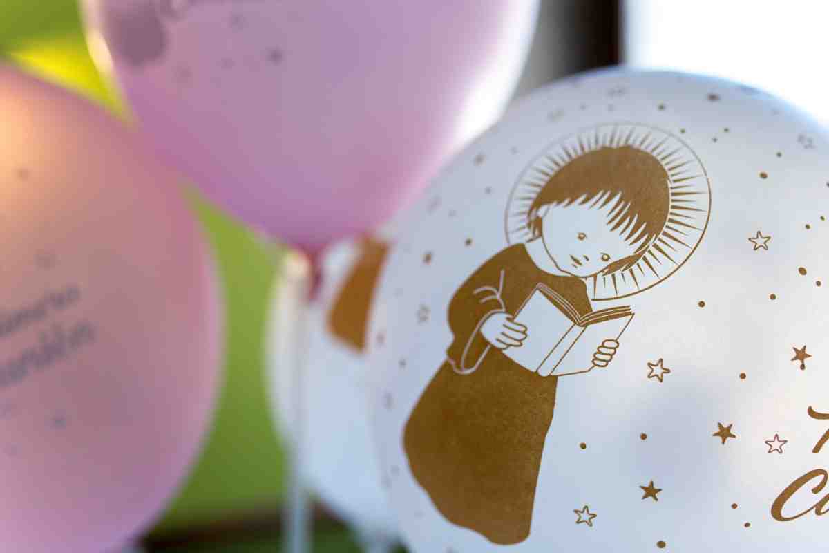 palloncini e decorazioni vintage per la festa della Comunione o Cresima a casa