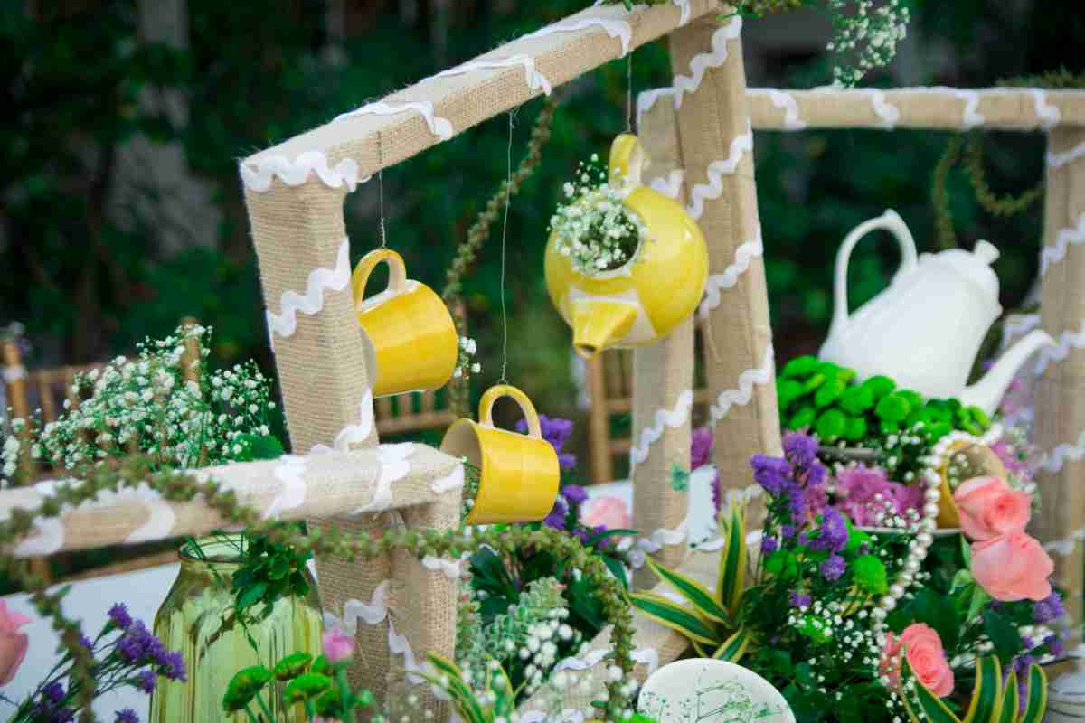 decorazioni in giardino per la festa con tazze e teiere