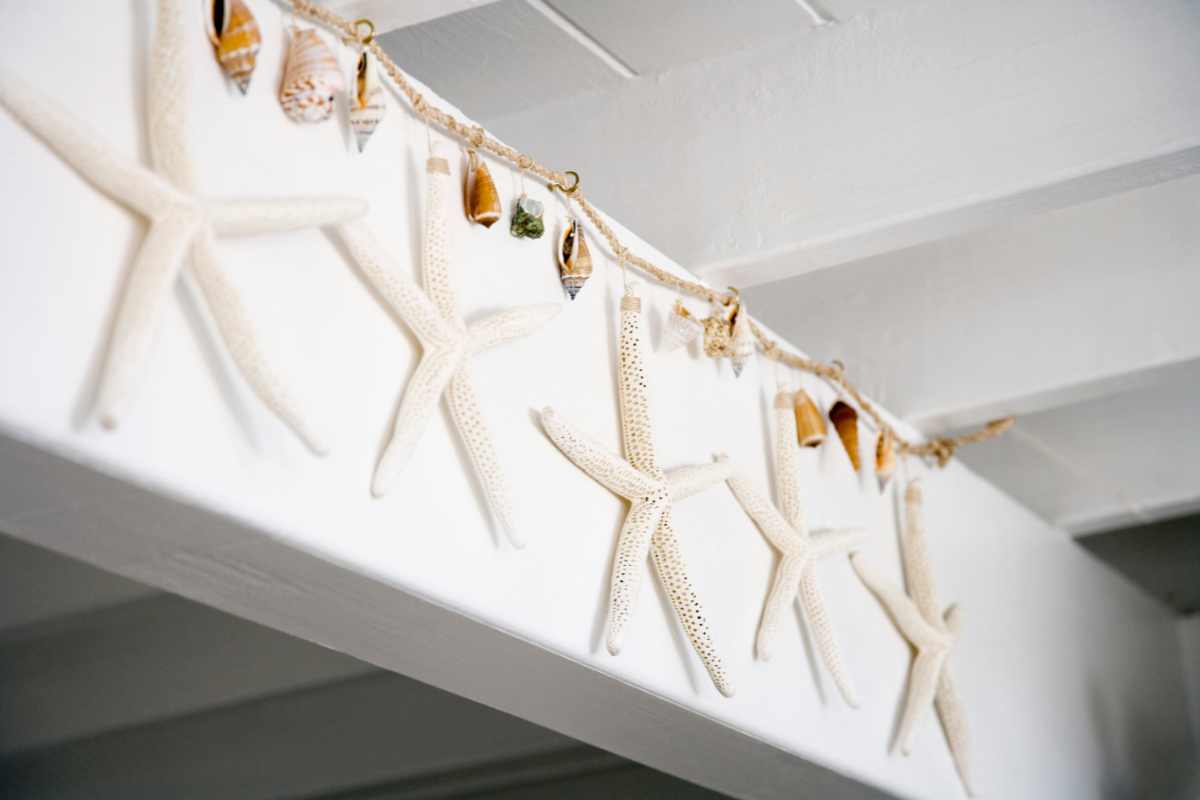 Decorazioni marine a forma di stelle appese sulla parete della casa in estate