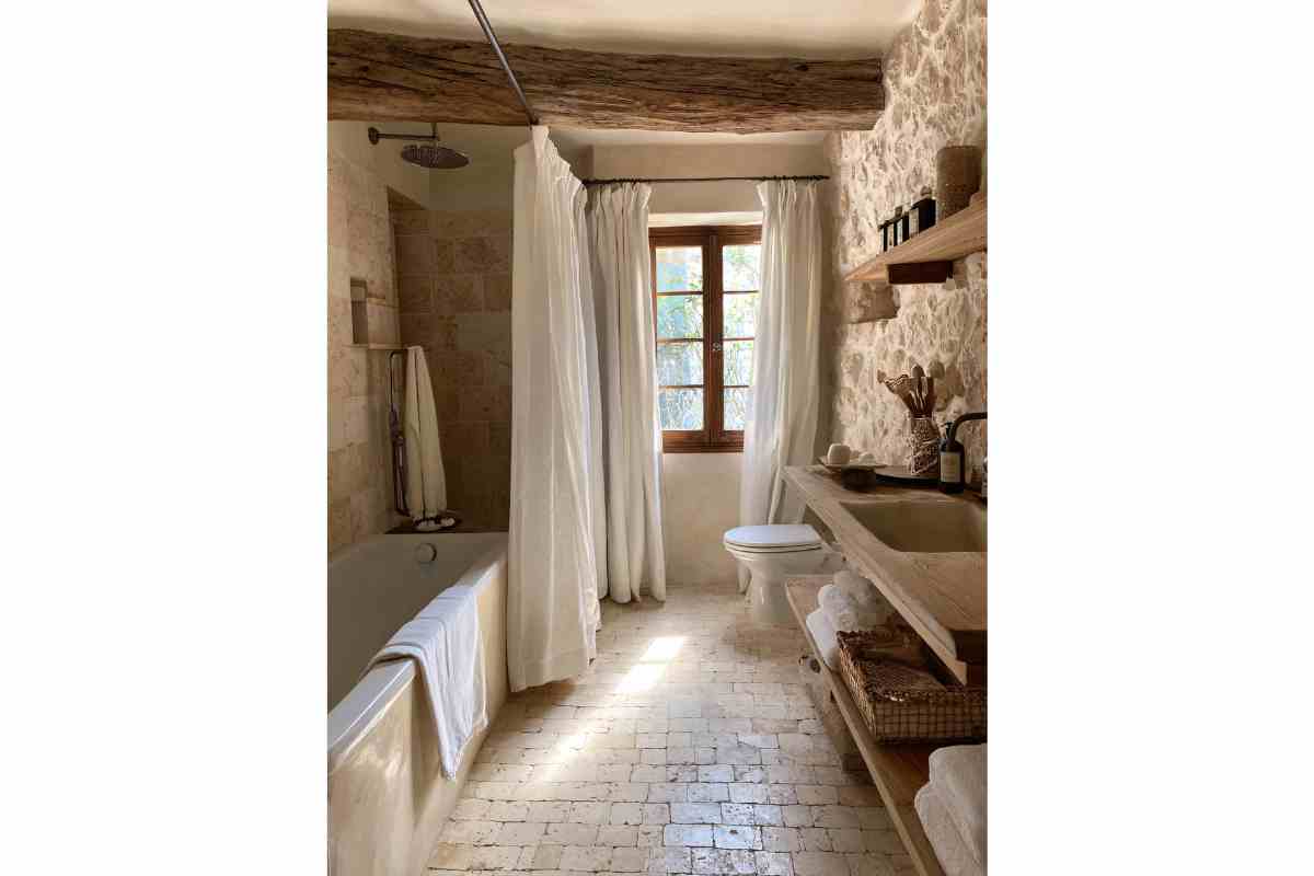 Foto bagno shabby chic con tende bianche