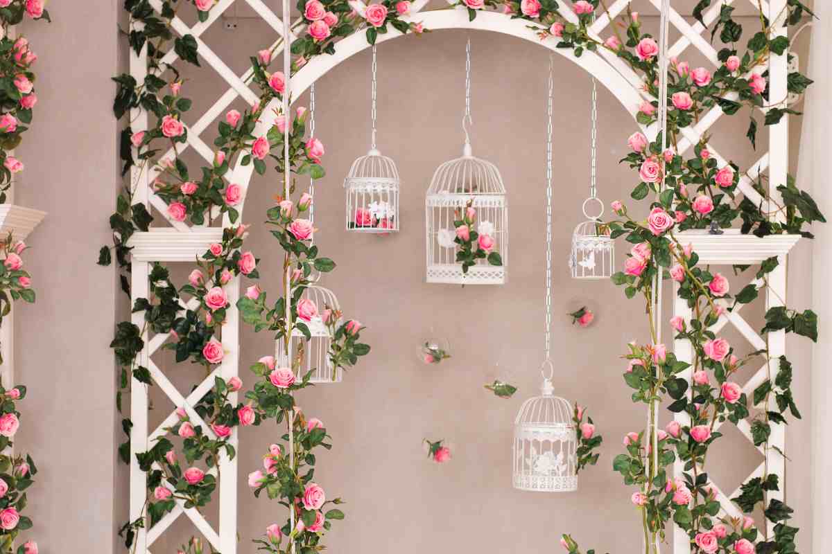 Giardino shabby chic con rose su un arco