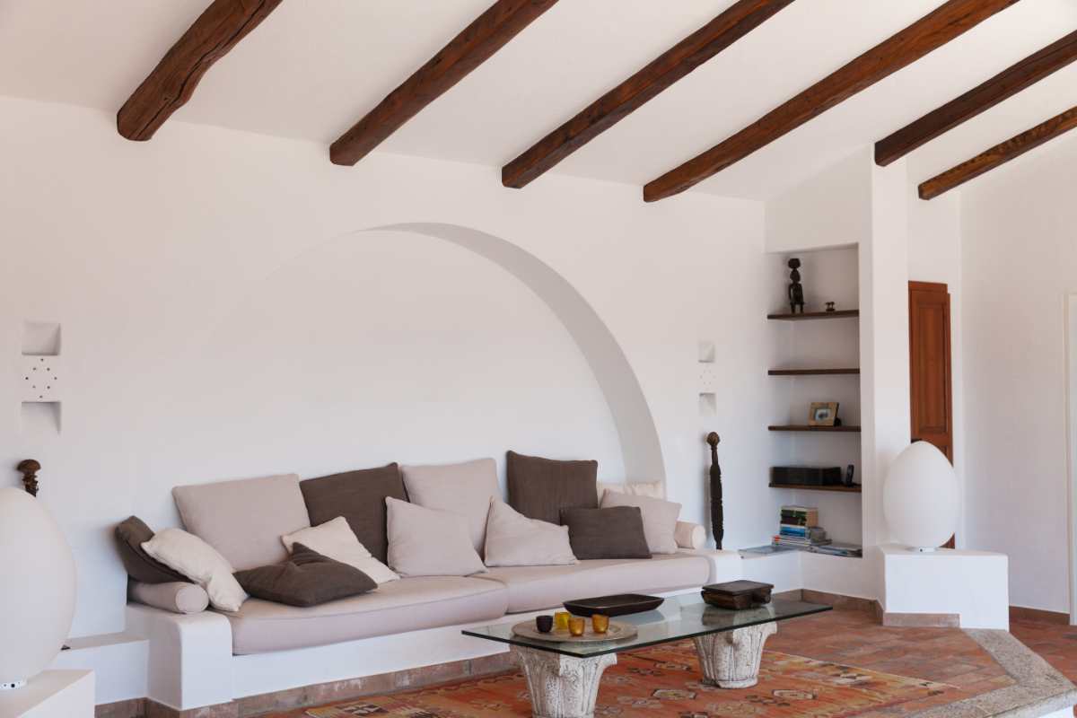 soggiorno di una seconda casa arredata in stile minimal rustico
