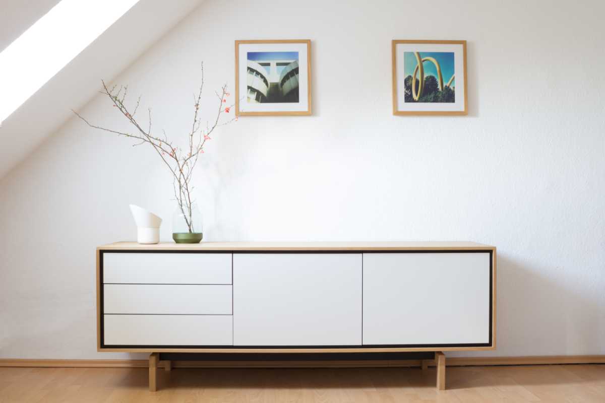 madia in legno e ante e cassetti bianchi in stile scandinavo