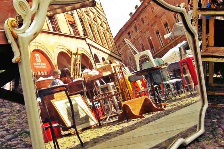 piazza santo stefano a bologna con bancarelle del mercatino antiquario con pezzi di antiquariato