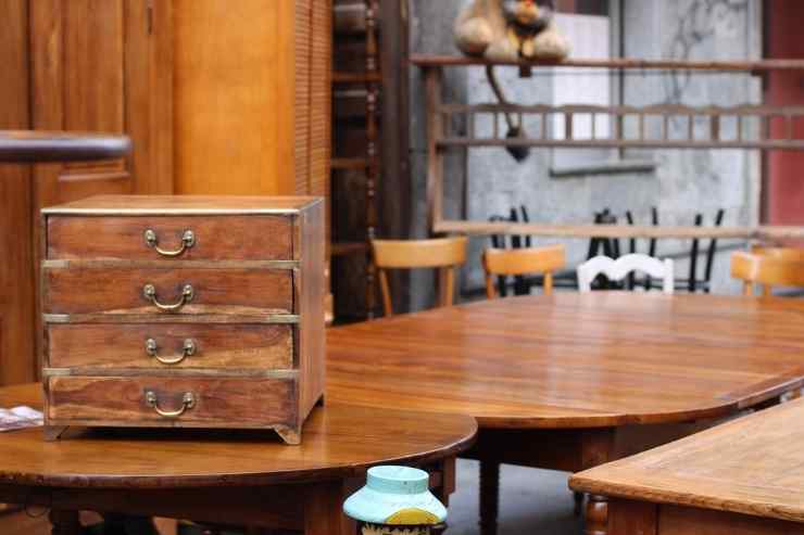 mobili antichi e di design in vendita al mercatino dell'antiquariato Gran Balon a Torino