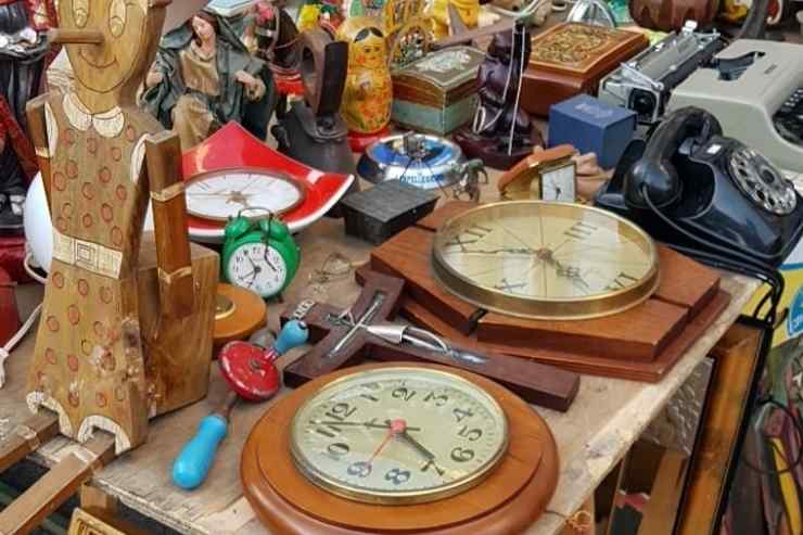bancarella del mercatino di antiquariato e delle pulci di Porta Portese a Roma
