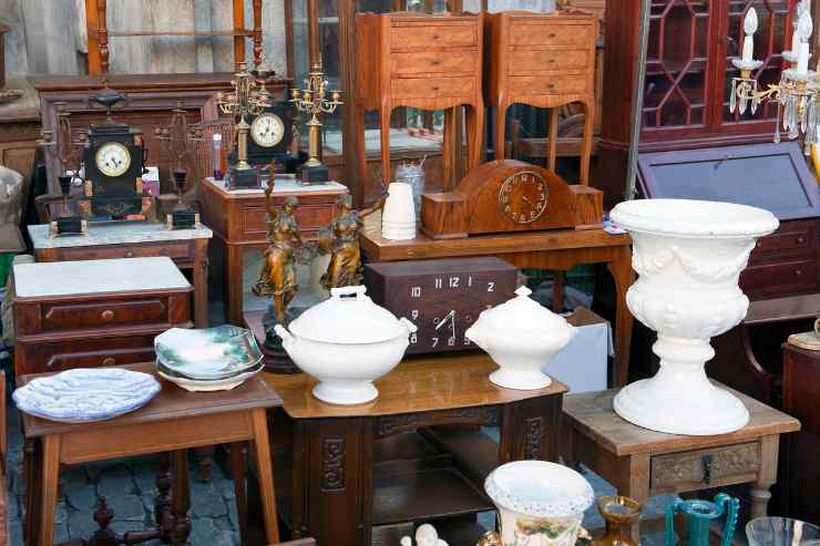oggetti vintage al mercato antiquario