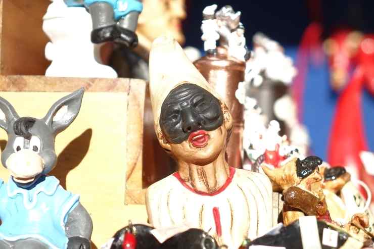 maschere di pulcinella al mercatino delle pulci di Napoli