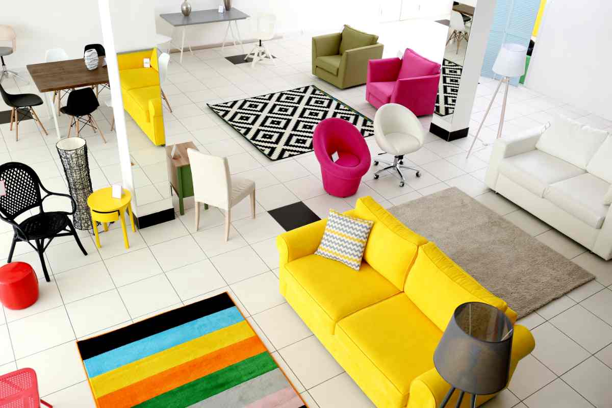interno di un negozio di arredamento durante i saldi estivi