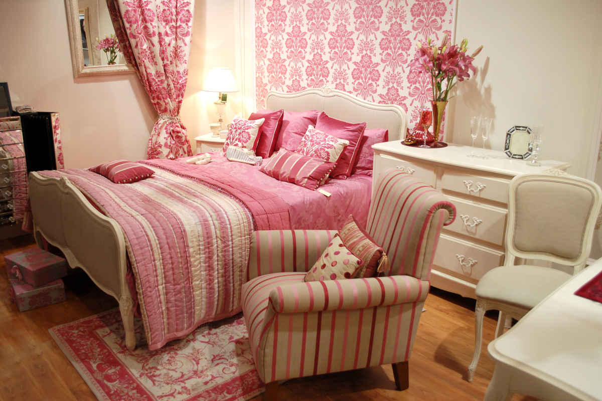 camera da letto barbiecore con mobili rosa bubble pink