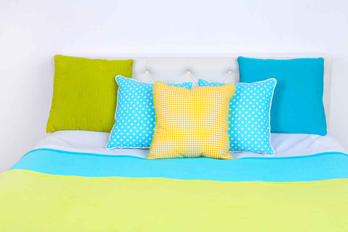 letto con biancheria estiva colorata