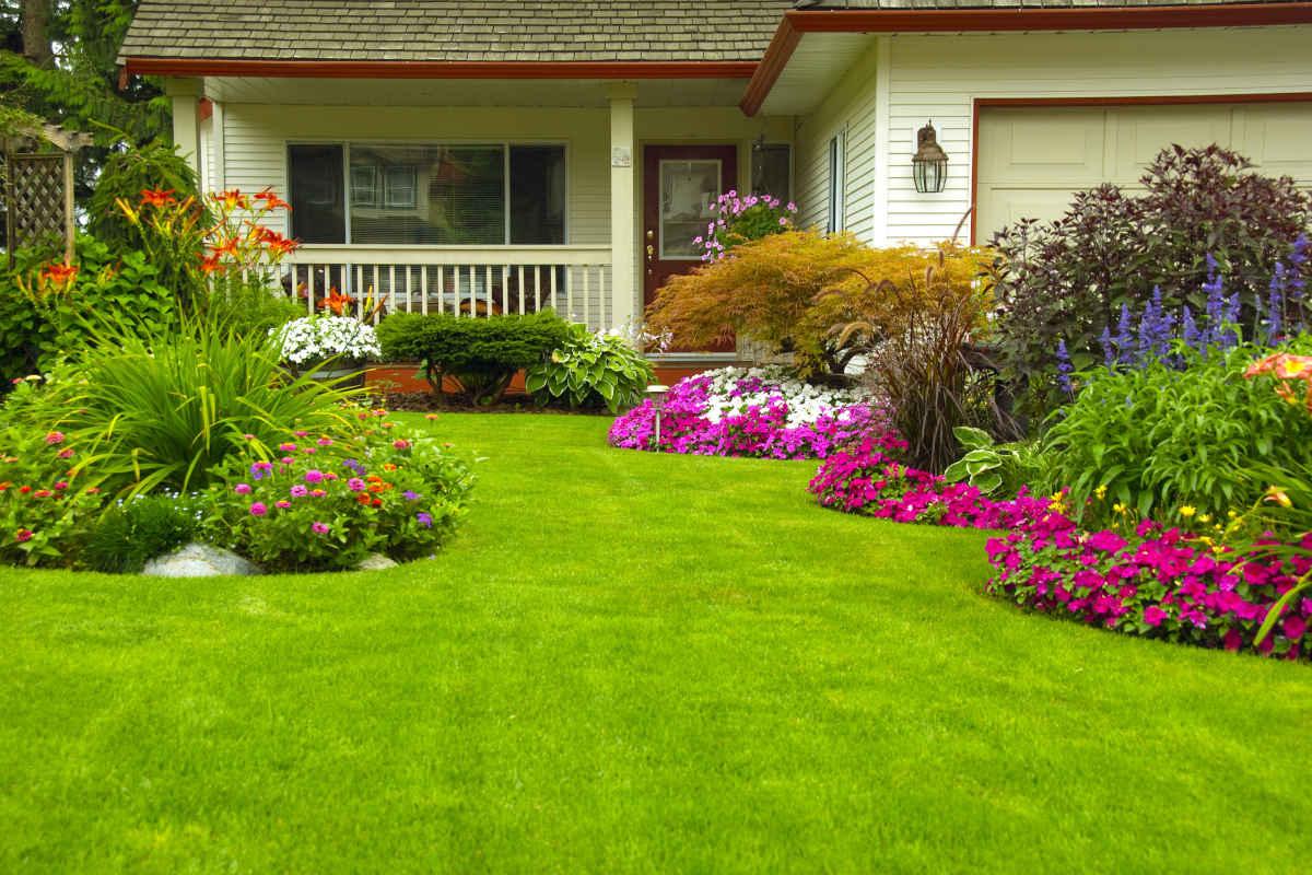 villa con giardino e aiuole fiorite ben curate