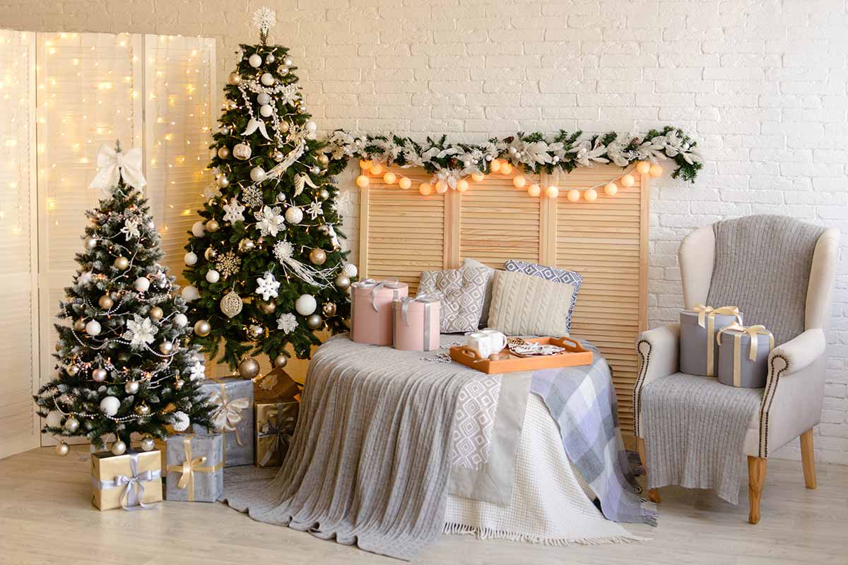 Soggiorno addobbato per Natale con albero, luci, regali e decorazioni