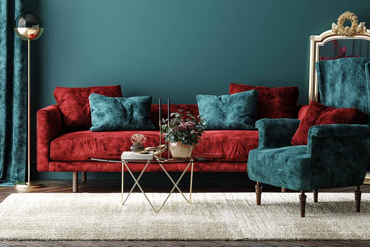 Soggiorno moderno con divano rosso e parete verde