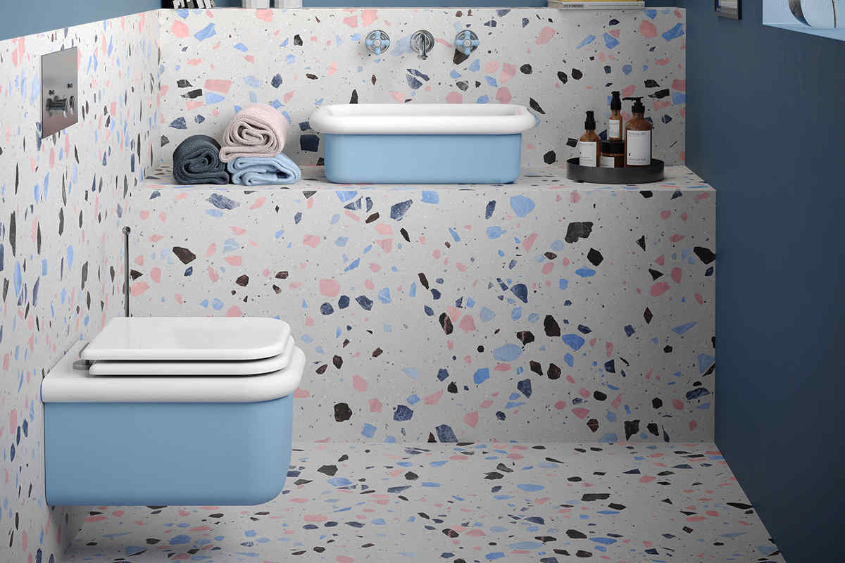 bagno con sanitari color celeste e bianco per arredare in stile marinaro