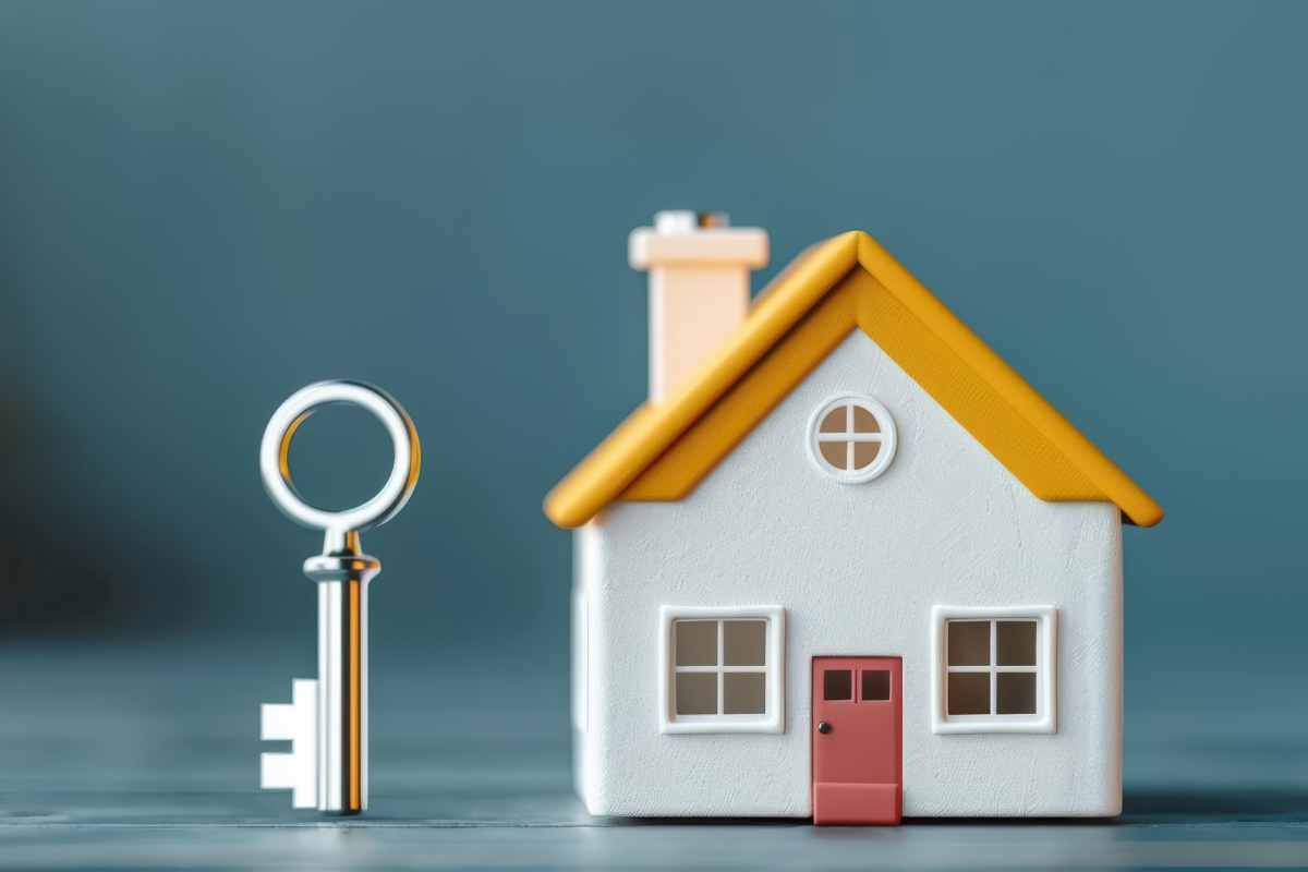 chiave e casa in miniatura